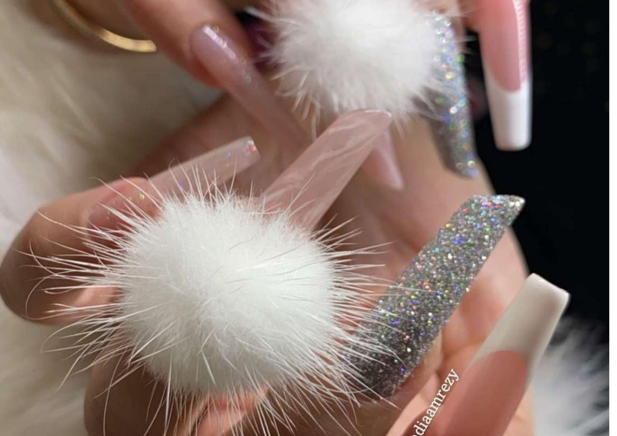 Pompom nail art
